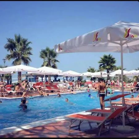 2 Beachfront + Parking + Wifi Daire *