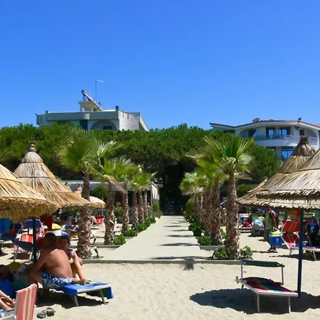 2 Beachfront + Parking + Wifi Daire Golem (Tirana)